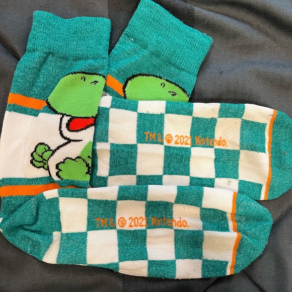 FREE WITH PURCHASE Nintendo Mario and Yoshi crew socks - Picture 8 of 8